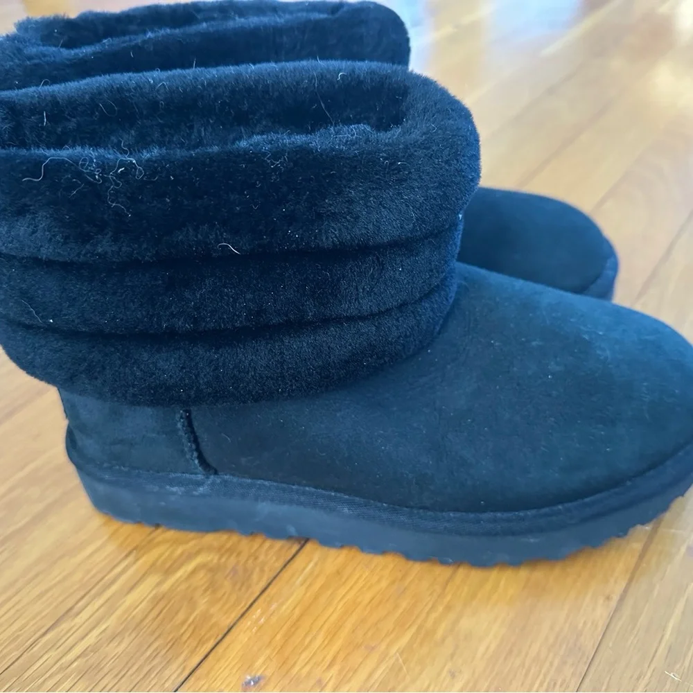 UGG NWOT Short Black Boots Women’s size 8 - Picture 1 of 7